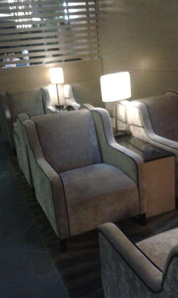Hotel Plaza Premium Lounge à Bayan Lepas Extérieur photo